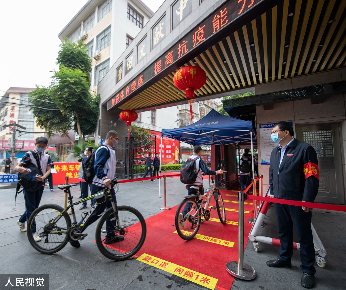 以学术化的内容对以下内容进行改造：模拟了速度为4ms的入口边界条件情况下三个不同狭窄程度气道模型的壁面剪切力狭窄气道明显受力集中在狭窄处及前端术后气道则在狭窄处和支气管处均有一定受力正常气道受力则主要集中在支气管处可以注意到支气管道分叉处的受力一直都没有什么变化随着狭窄程度的减小气道整体层面的受力较大的区域从狭窄处转移到了支气管道分叉处最后得到的壁面剪切力也和文献20中狭窄程度为50的模型的结论比