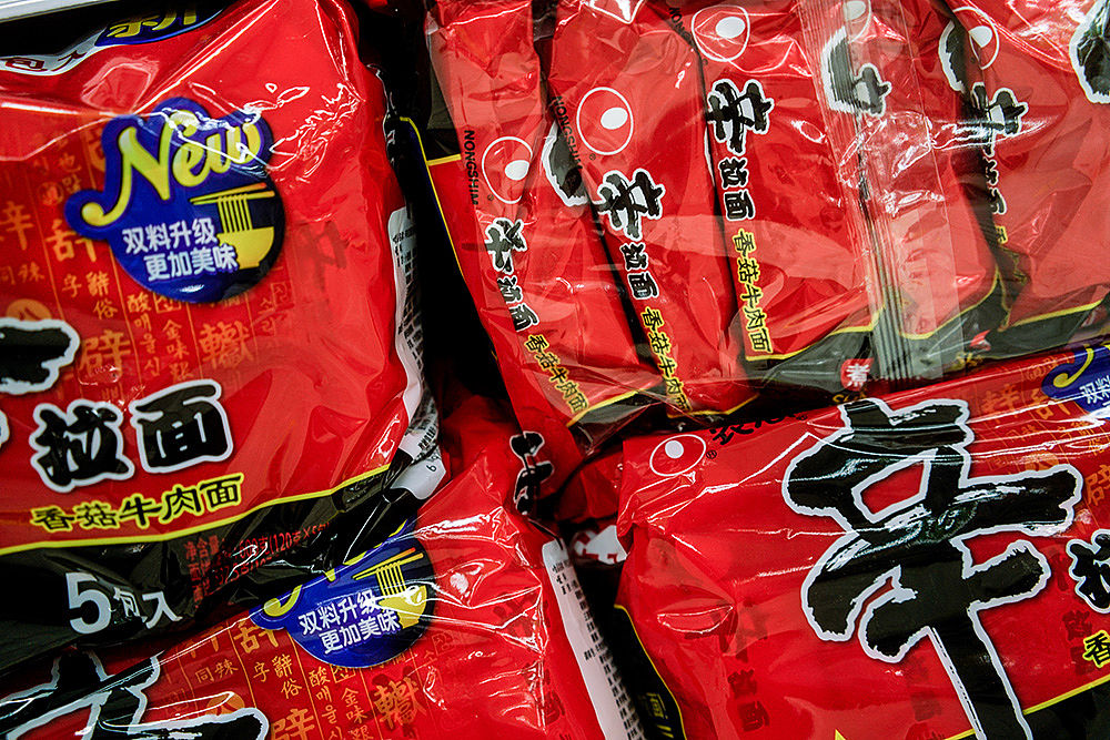 双倍辣火鸡面：辣度10000 SHU，挑战你的味蕾极限！