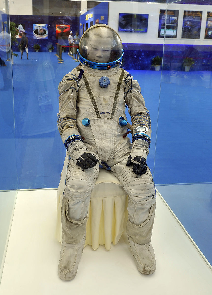 解密宇航员太空服：探索宇宙的终极防护!