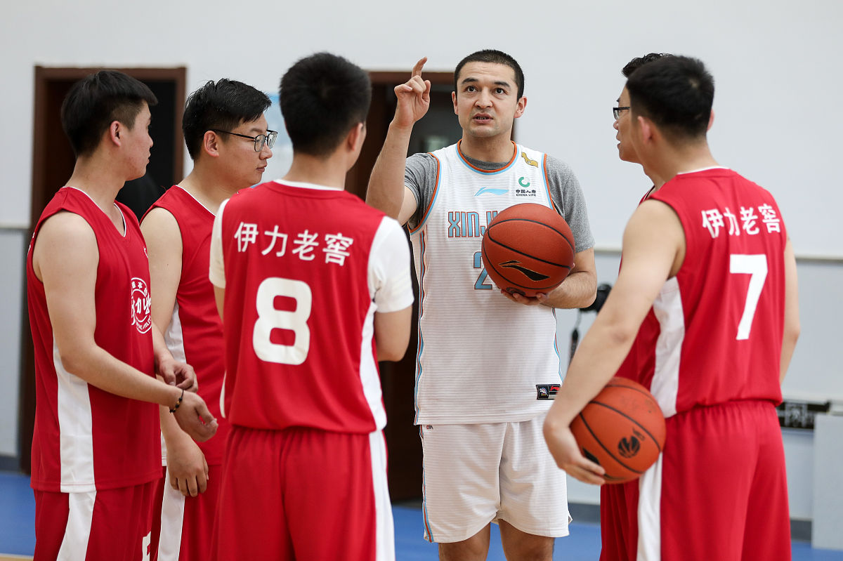 我快结束大学篮球了。为什么我们要在球员 1 或 2 年后离开时投资他们？