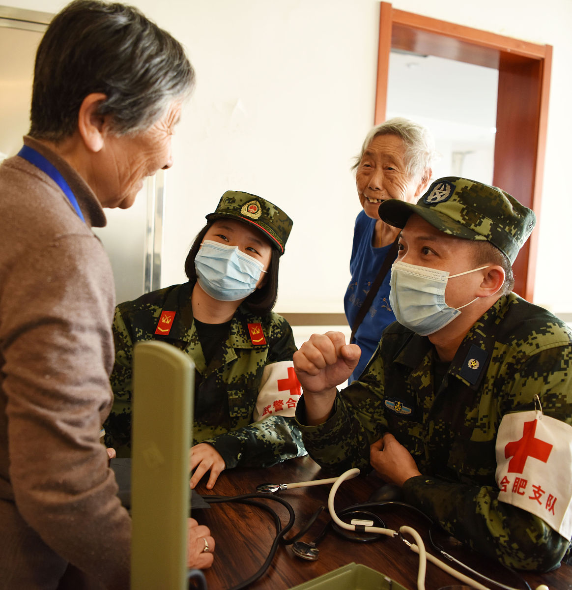 以主角医学院毕业后成为战地医生转业后在大医院救治病人的故事。100000字小说