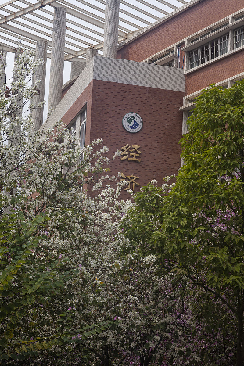 2021年3月1日,广州,华南农业大学春色满园,景色醉人.
