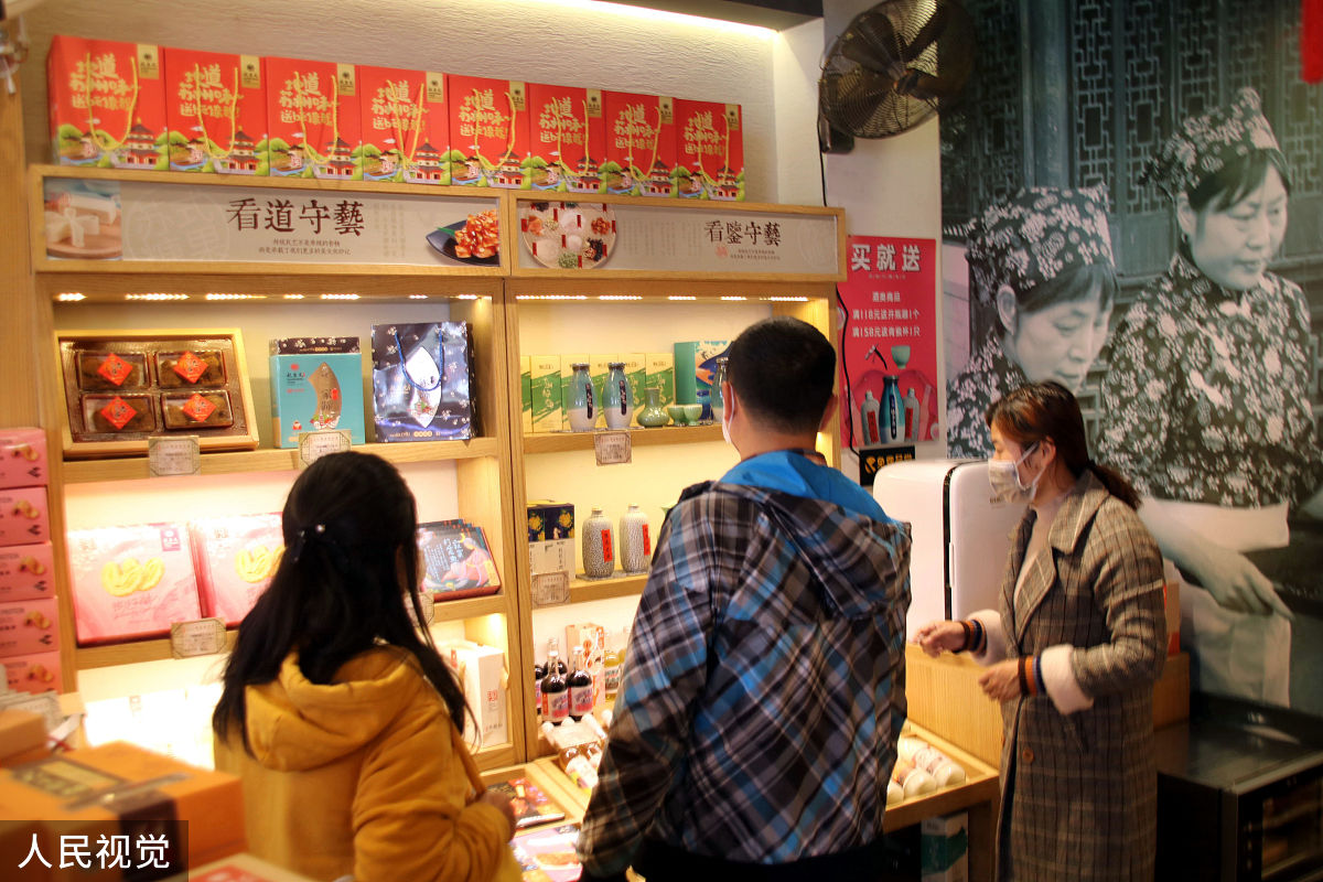 店小二前面加10个定语每个定语2个字想10个方案