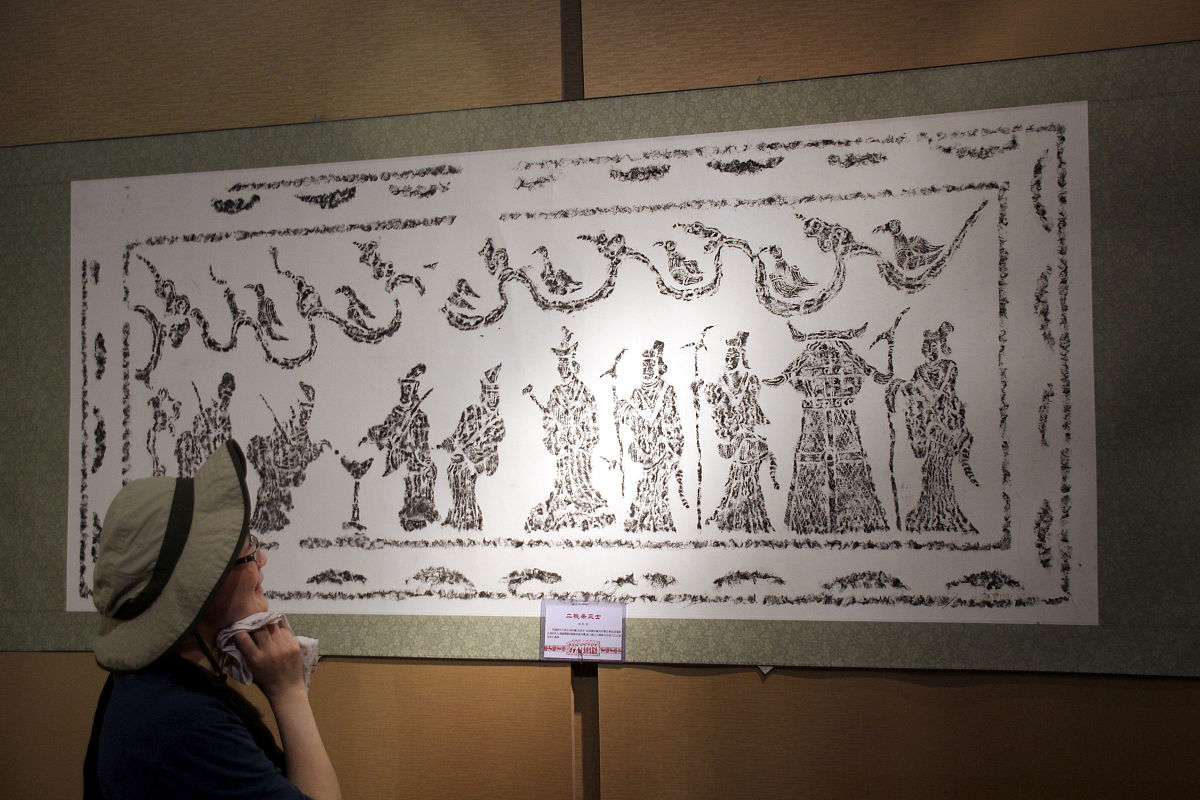 表中所列画像石中的人面鸟身及羽人形象  有两个共同的特点：一是均有人面鸟站在蔓枝 上 一羽人执食物贡喂人面鸟的情节。二是所有 这种图像的画像石组合中 门框上必然都有西王 母形象 门框缺失者 亦应有西王母 反之 没 有西王母形象者 亦没有这组图像。据此可以初 步判断 这种人面鸟身的图像 应与西王母有着 密切关系。古文献中有关西王母的记载如下：《山海经 ·西次三经》：西王母状如其人 