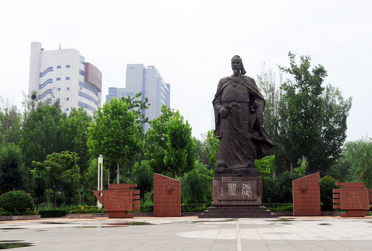 2017年7月19日,山东东营,孙子文化广场内孙武塑像一景.