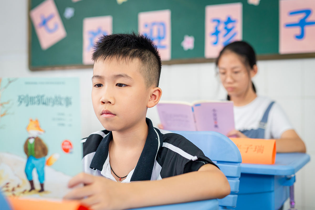 2021年7月26日,广东佛山,午休时间后,参加龙江城区中心小学暑期托管的