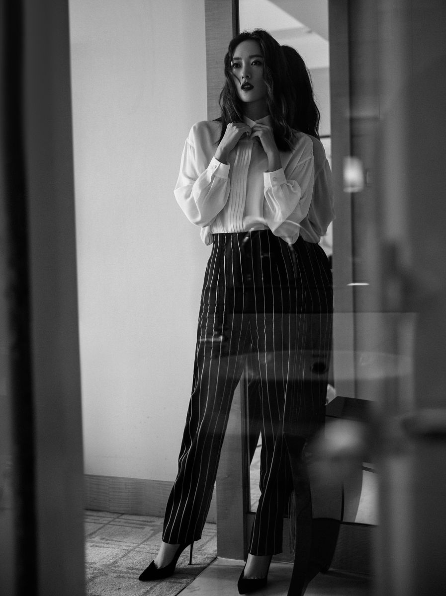 皮肤偏白 适合穿 亮色还是暗色衣服