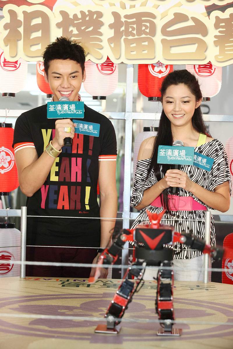 2009年5月24日,香港,荃湾广场日本祭机械人相扑擂台赛.陈伟霆和师妹诗