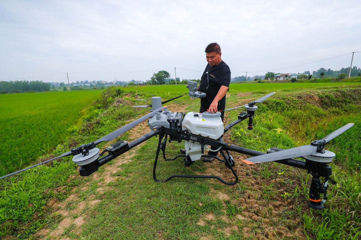 大疆无人机：无人机研发、生产、销售和服务的领导者