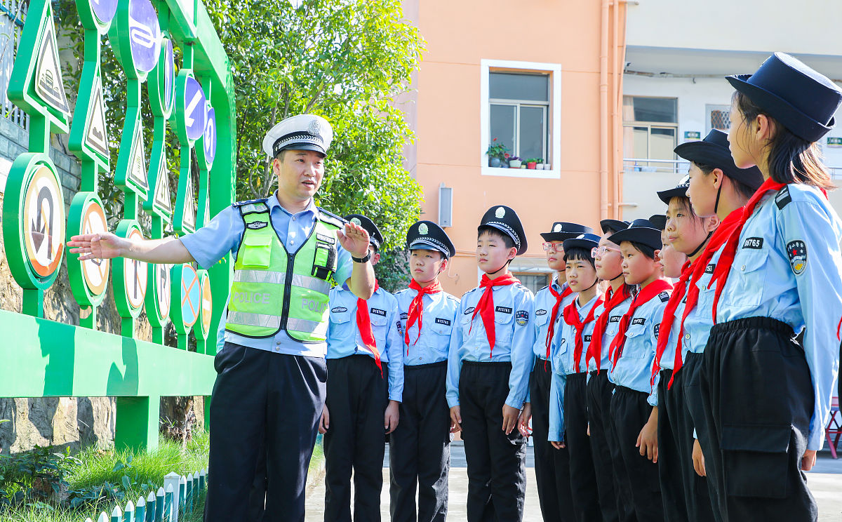 请写一篇警察叔叔来学校升旗并讲述雷锋事迹的作文200字