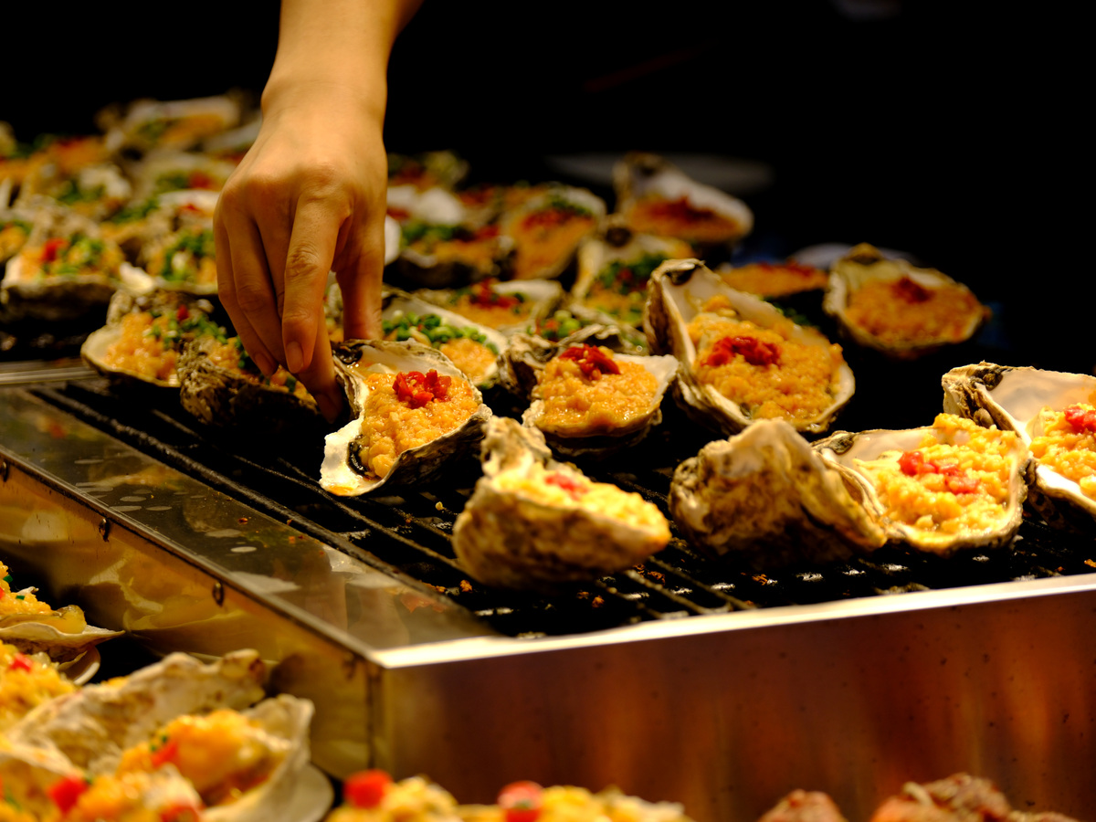 烧烤种类大全：从嫩滑烤肉到特色烤全羊，形容词带你领略烧烤魅力