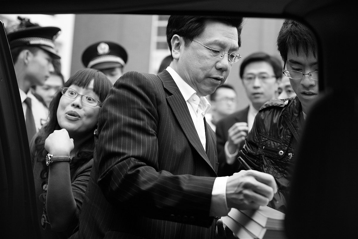 根据下面内容重新写一篇全新文章自2010年国家体育总局公布了《中国足球改革发展总体方案》以来我国足球一直在进行改革和反腐斗争。最近的一次反腐行动至少已有9人被查包括最高级别的副部级官员。据中央纪委国家监委网站4月1日消息国家体育总局党组成员、副局长杜兆才涉嫌严重违纪违法目前正接受中央纪委国家监委纪律审查和监察调查。中国足球一直受到腐败和贪污的困扰。反腐斗争在2010年启动但一直未能完全扭转局面。在