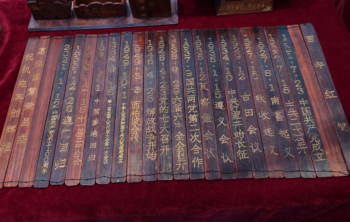 三名英语专业学生经营童装店的特点、优势、创新性100字