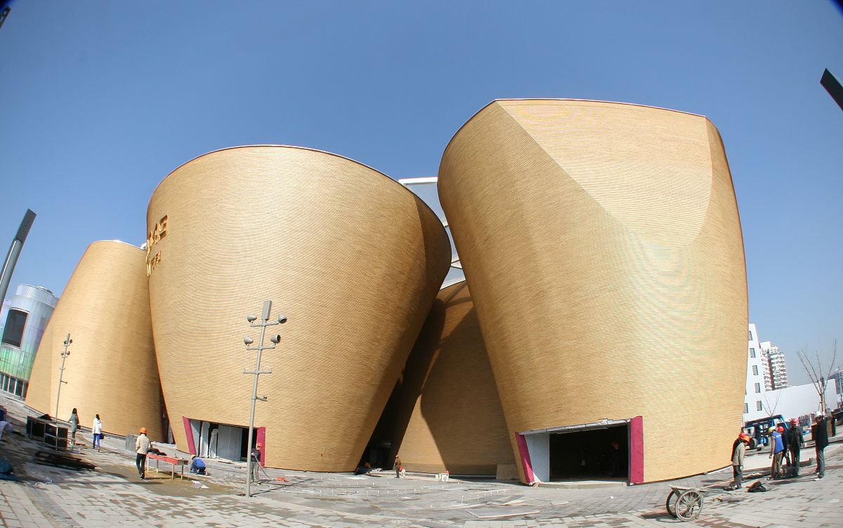 2010年3月26日,上海,工人在由麦秸板等环保材料搭建的万科馆"麦垛"展
