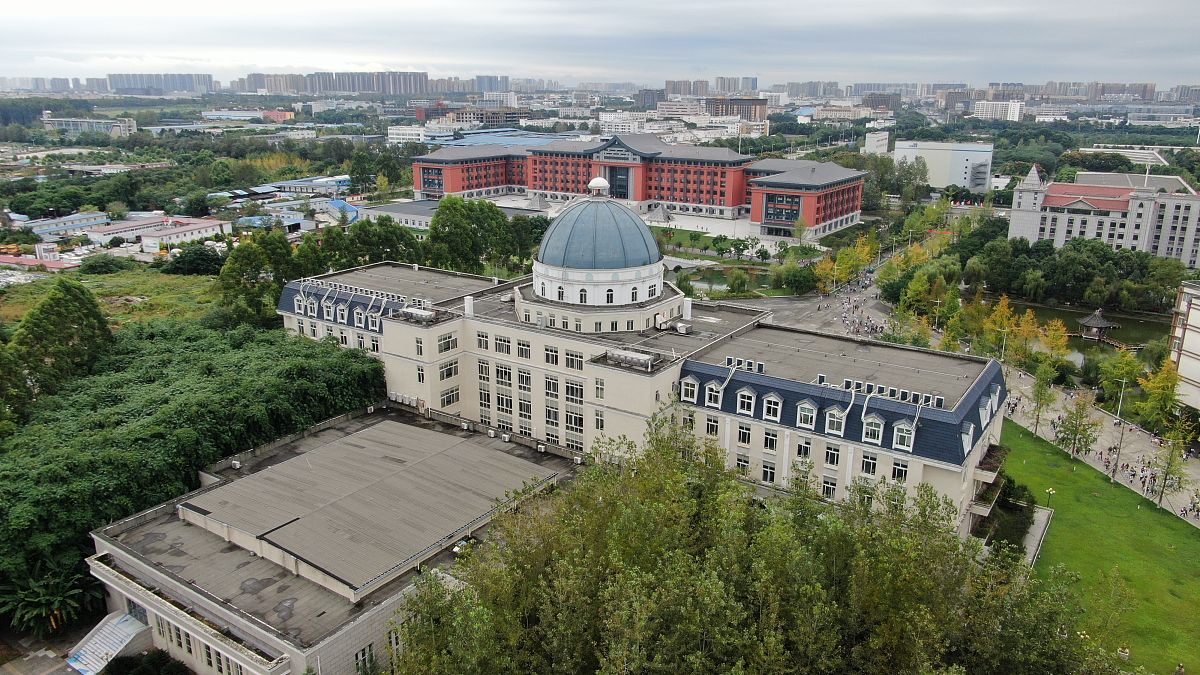 2021年9月26日,成都锦城学院高校图书馆.