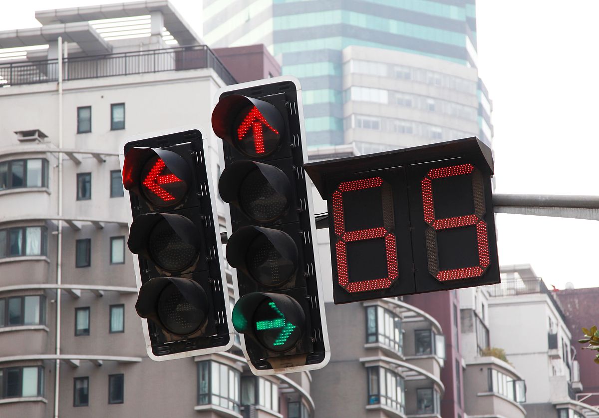 模拟轨道路口交通信号灯系统设计与实现