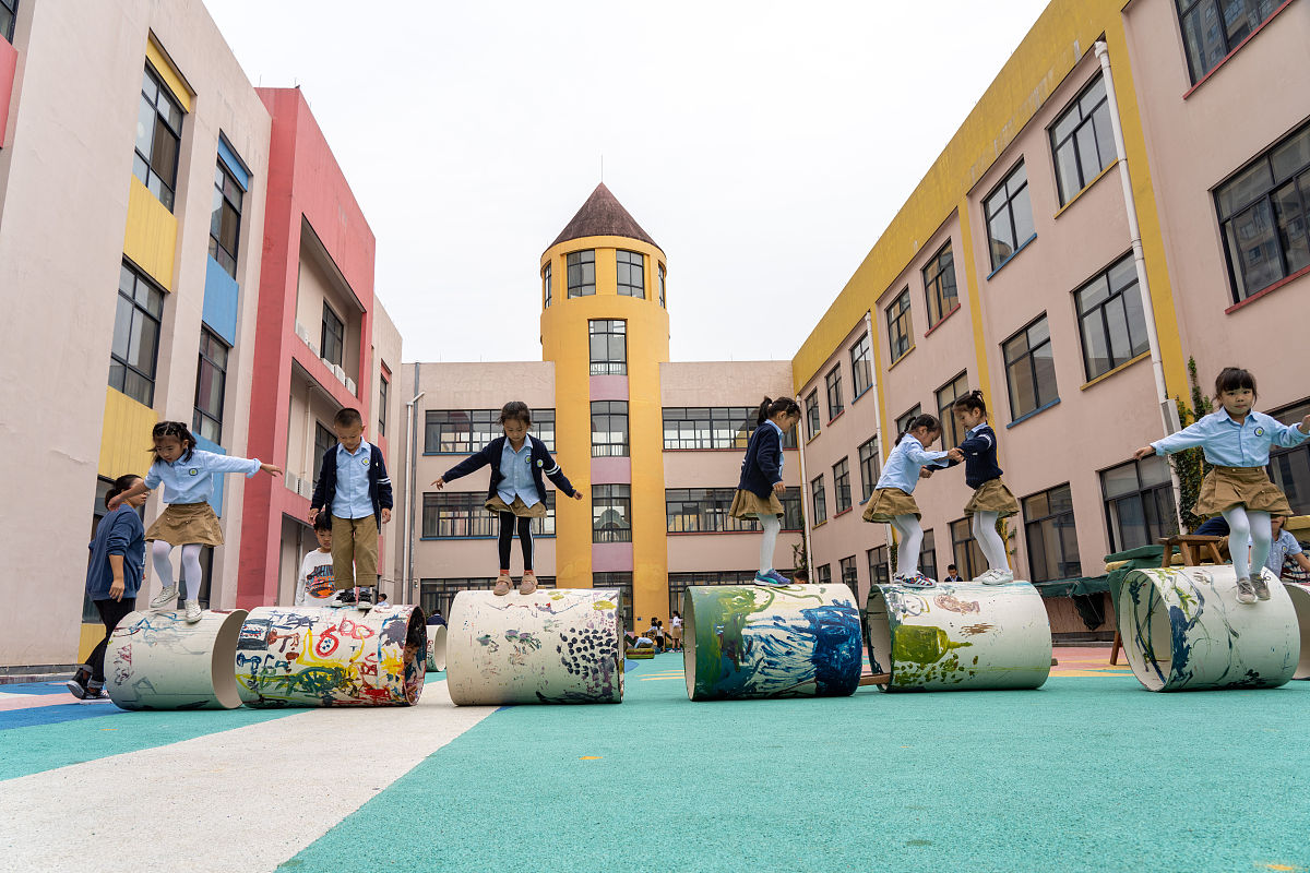 你现在身份是一名幼儿园老师请对课题立项《基于活教育思想的幼儿园生活化教育创新研究》的二、理论依据进行概述保证内容的合理性不要乱写：