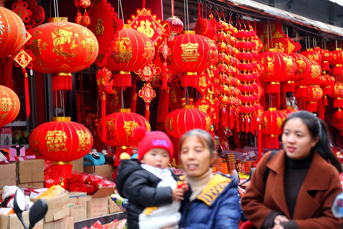 2018年1月21日,在江苏省海安县资丰市场,对联,"福"字,红灯笼,中国结等