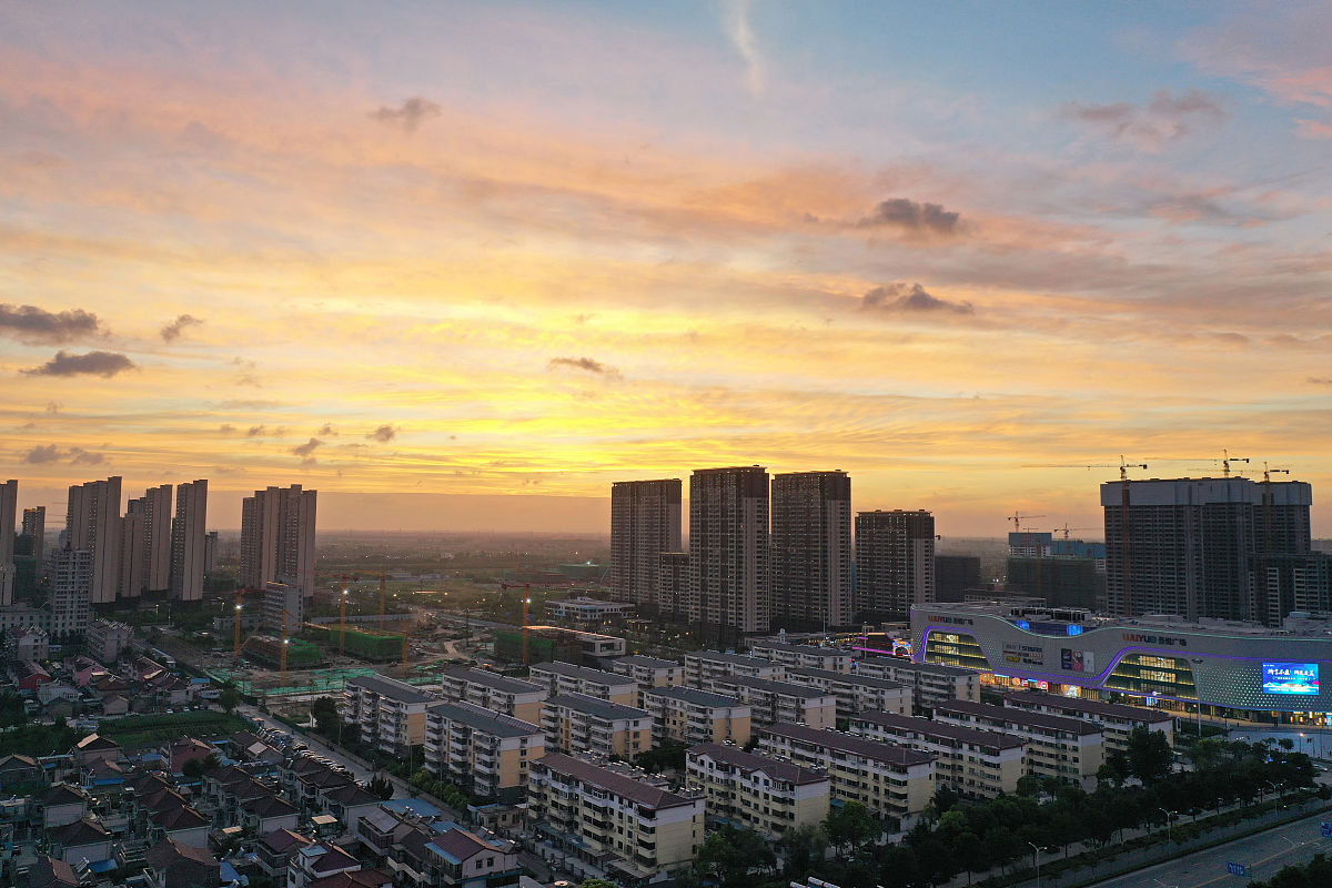 2021年7月24日傍晚,江苏盐城,受台风"烟花"外围影响,日落前后大丰城区