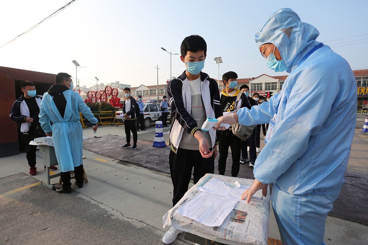 新冠疫情下大学生人格特质、社会支持与应激反应的关系新冠疫情下大学生人格特质、社会支持与应激反应的关系 一、引言 A 研究背景与意义 B 研究目的与问题 C 研究假设与研究方法您的提问过于频繁了请歇一会吧新冠疫情下大学生人格特质、社会支持与应激反应的关系 一、引言 A 研究背景与意义 B 研究目的与问题 C 研究假设与研究方法
