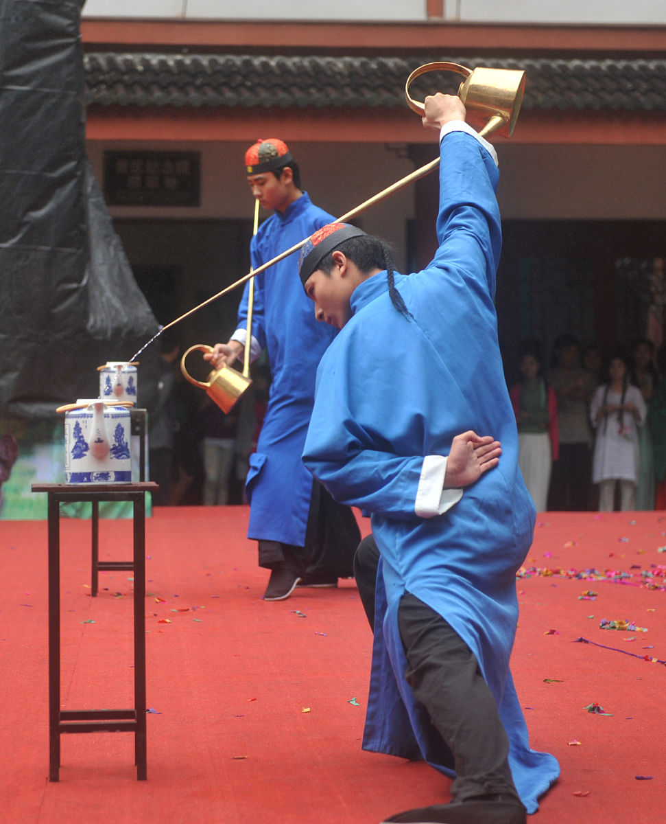 2014年5月23日,杭州,演出者在2014中国(杭州)西湖国际茶文化博览会闭