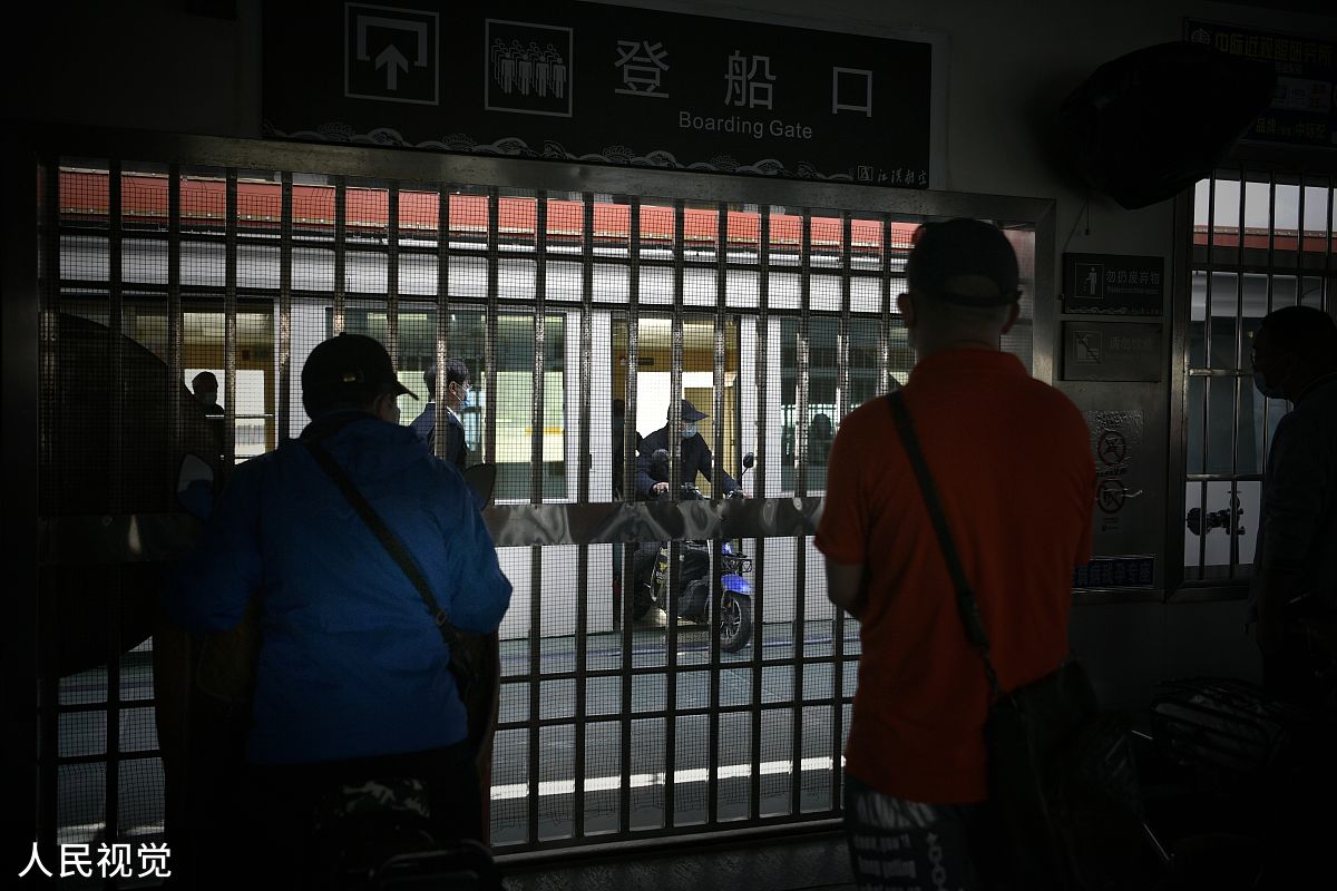 2020年4月9日,武汉,市民从汉口坐轮渡到武昌.(如下载使用,请务必署名