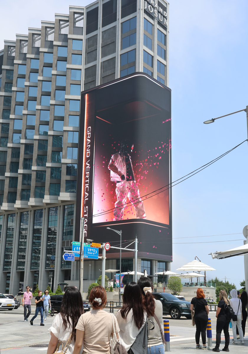 论文《户外LED地标媒体广告发展策略研究》摘要结合高铁、机场、地铁、其他LED广告对比分析摘要抓住自己的观点写