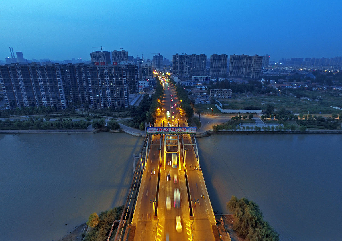2016年9月14日,江苏省淮安市,航拍主城区淮海南路京杭运河大桥.