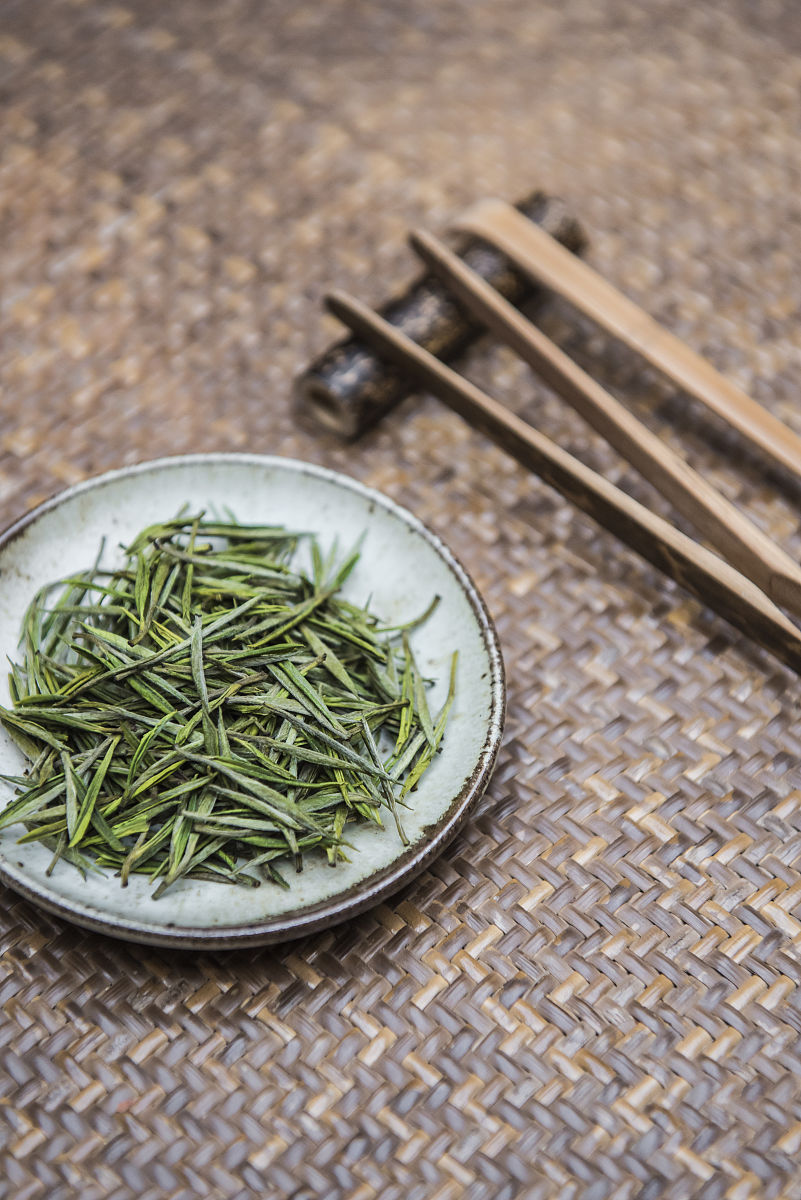 白茶100克松压砖尺寸规格 - 8厘米x8厘米x1.5厘米