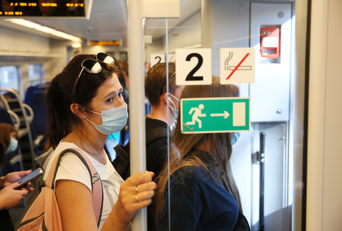 最近一些地铁部门发布了通知表示乘坐地铁已经不强制要求戴口罩了。这一消息立刻引起了广泛的关注和争议。对于这一情况我个人认为还是要根据实际情况来决定是否戴口罩。 首先我们需要知道的是口罩是有效防范病毒传播的重要措施之一。在疫情期间很多人戴口罩已经成为了一种习惯也是一种文明的表现能够保护自己和他人的健康。因此即使地铁部门不强制要求戴口罩我们仍然应该自觉地佩戴做好自我防护。 请点击输入图片描述最多18字其