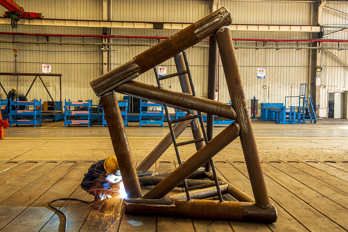 如何用一台吊机使用两根绳子将一吨重的袋子运输到高15米的坡上需要什么样的方法可以让吊机将袋子安全运输到高处放置后能通过吊机钩子将绳子带回来