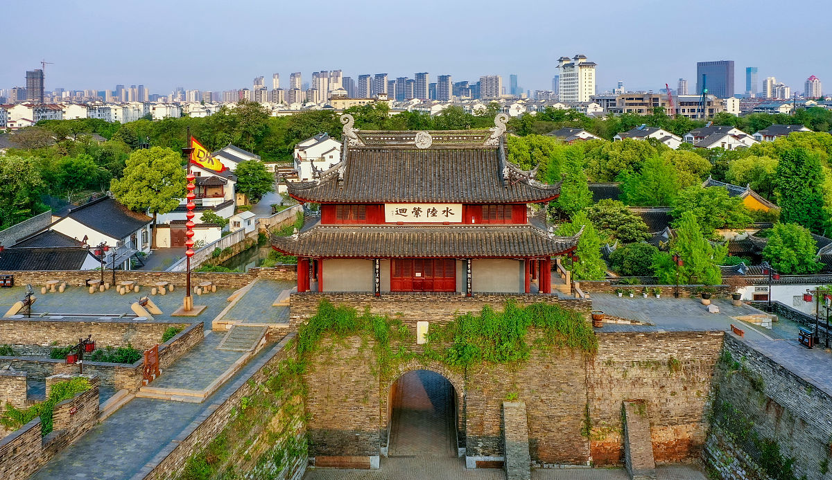 2020年4月26日,苏州盘门景区日出风光.