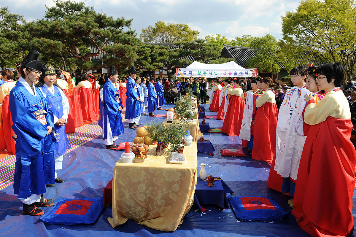 根据题目和原文批改文章改正语病让语句更书面流畅。题目《韩国道教的历史变迁》正文：一、引言 道教与儒学、佛教一样在东亚文化圈的形成与发展中起到了重要作用。中国大陆、朝鲜半岛、日本列岛都受到了道教文化的影响进而发展出各具特征的宗教形式。本文以道教在韩国的历史变迁为主线共分为四部分：第一部分主要叙述韩国道教的发展历史和特点；第二部分主要论述道教与韩国花郎道信仰的融合；第三部分总结第一、二部分对韩国道教发