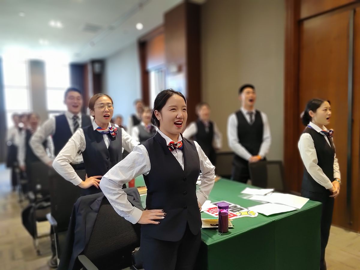 结合万达广场大明宫店销售管理岗位实习的实习生视角，请用自己的理解写销售管理实习内容，不能直接抄袭他人观点和概念。