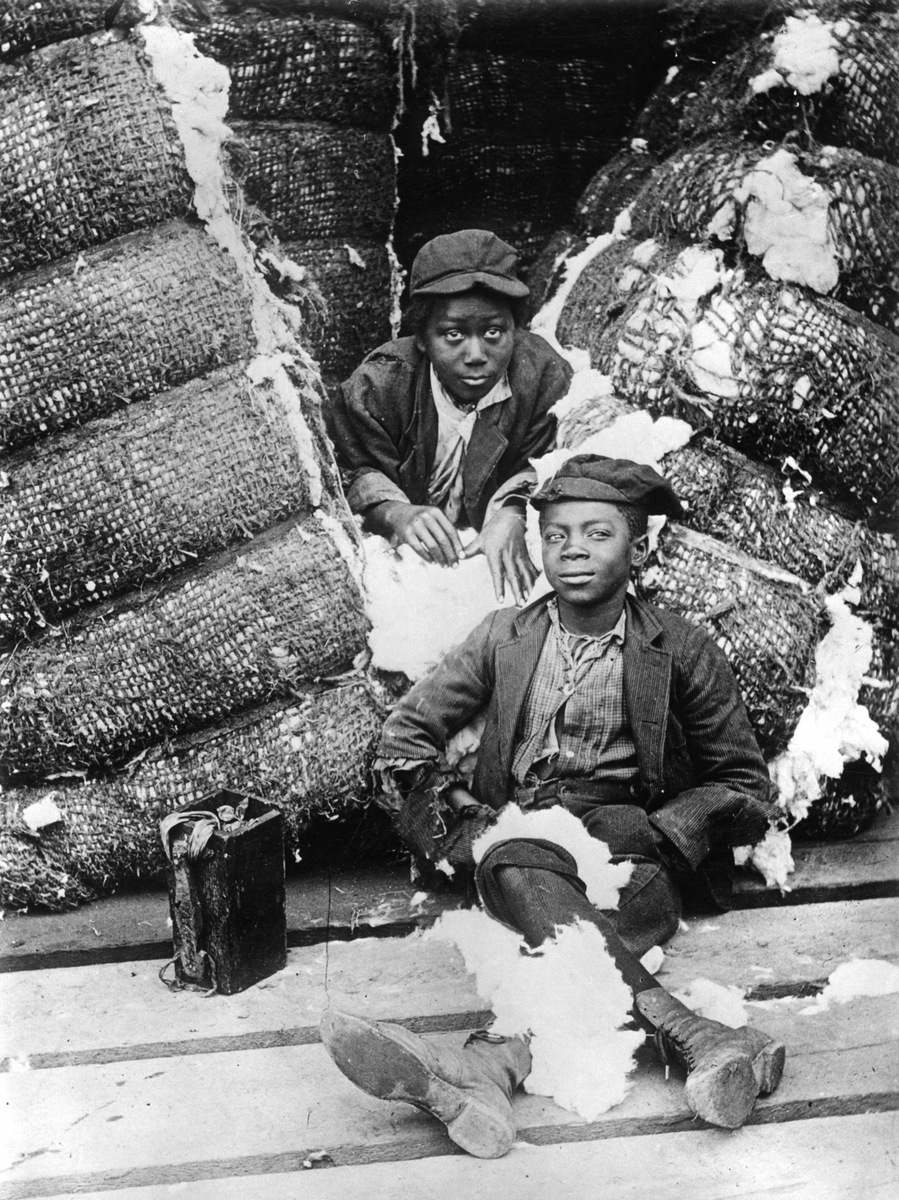 改写上世纪五十年代国家刚刚稳定下来老百姓的生活还非常艰难。那个年代吃不饱饭是很正常的事情。人们忍饥挨饿、吃了上顿没有下顿。我奶奶在世的时候经常跟我讲五六十年代忍饥挨饿的事情然后教育我要珍惜粮食不要浪费食物。对贫穷和记忆的恐惧深深刻在几代中国人的思想上。