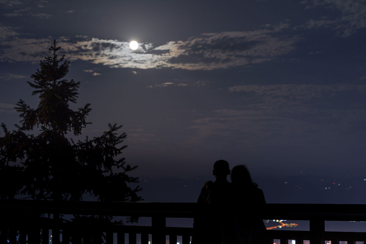 浪漫夜晚，河畔之爱：情侣的甜蜜告白