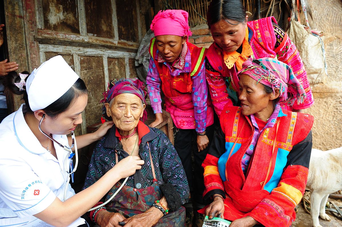 突出在种植牙集采政策中民营医院在执行中遇到的问题包括种植牙的质保问题和非集采种植牙费用问题让患者有更多的选择权。 写一篇1000的文章