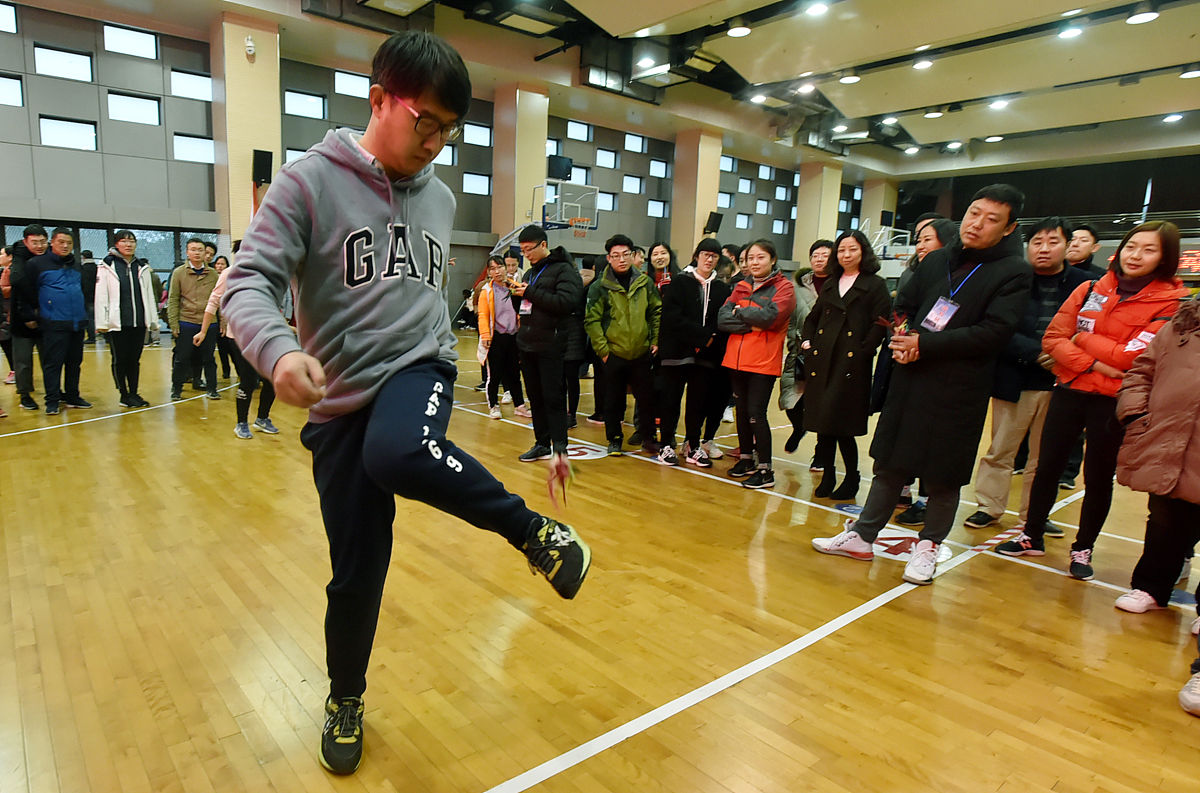 躲避球的诅咒：体育社团成员敦志变身女生的奇幻故事