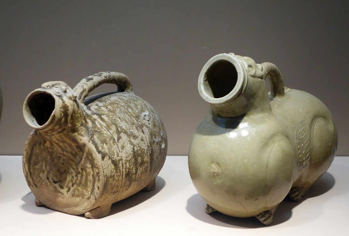 2019年05月27日 酱色釉陶虎子,东汉(左),青釉虎子,西晋,江苏南京博物