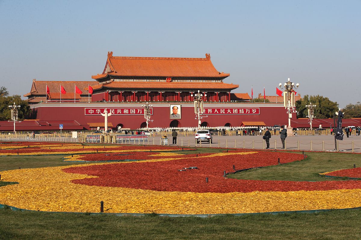 2020年11月12日,北京天安门广场东西两侧绿地首次以"彩妆"亮相.今年天