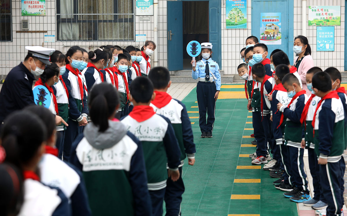 2021年3月26日,在河北省石家庄市东风小学,学生们正在进行安全过马路