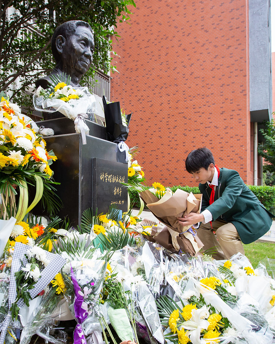 2021年5月24日,在南京师范大学附属中学实验初级中学,学生来到袁隆平