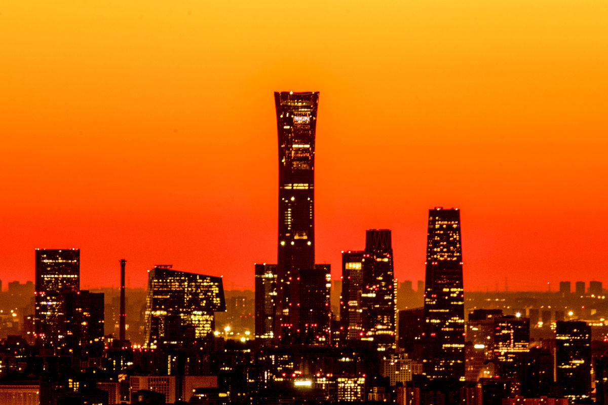 2021年12月26日,北京,寒冬时节,北京之最——中国尊,中央电视塔灯光闪