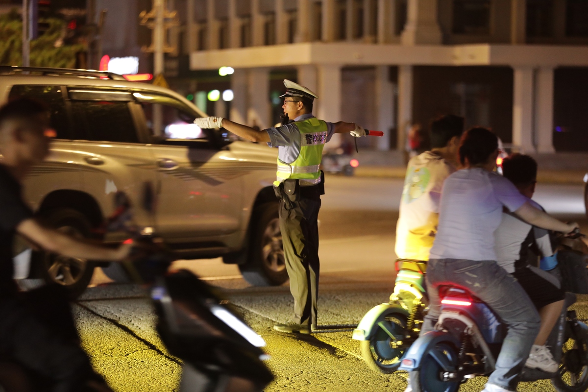 为天门交警按照公安部交管局要求开展夏季行动主要内容有夜查行动、严管两客一危一货等重点车辆、严格查处三超一疲劳、酒驾醉驾、、不按规定使用安全带等重点违法行为、强化安全宣传。写一段微信文章的开场语