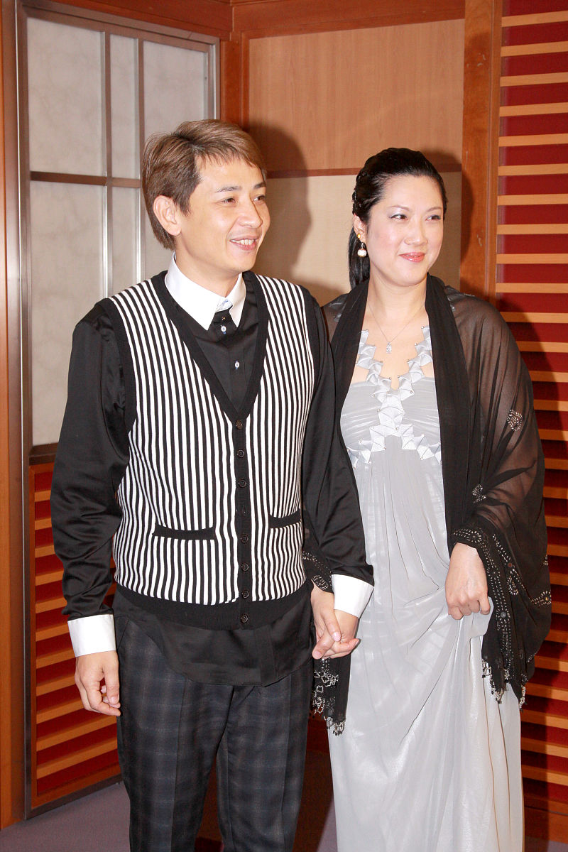 2010年3月8日,香港,无线艺人黄泽锋与女友陈丽丽以简单仪式注册结婚.