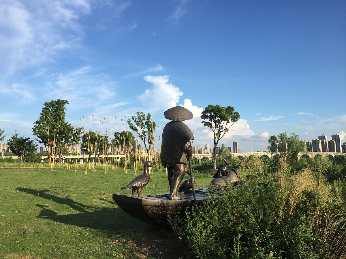 2018年8月13日,武汉.受台风"摩羯"影响,江城武汉凉风习习,白云形态变