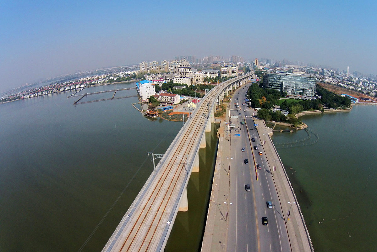 2013年11月20日,武汉,武咸城际铁路在武汉市江夏区跨越汤逊湖.