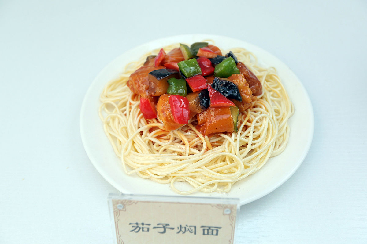 帮我写一个企业餐厅宣传片的开头语能体现出中国文化诗句的感觉