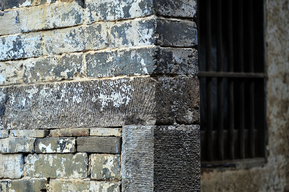 分析中国喀斯特地区土壤的成土过程、特点及发生环境。