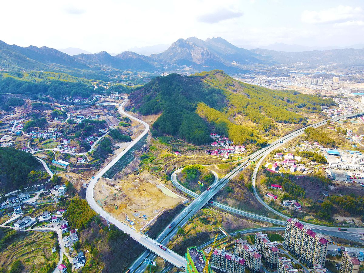 2022年3月7日,汽车行驶在安徽省安庆市岳西县天堂镇境内的公路上.